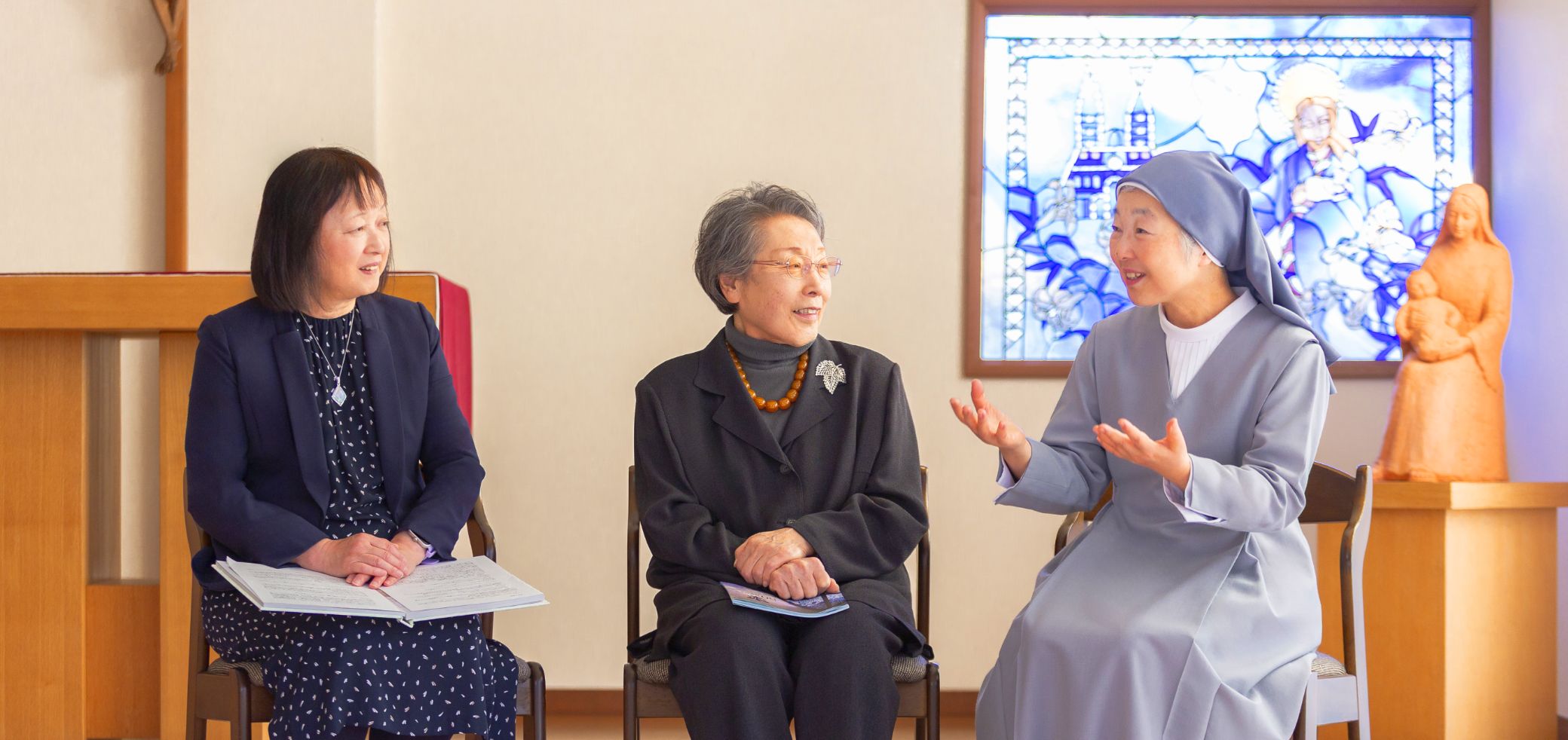 特別鼎談 第二弾メイン画像：左から氏家 幸子 同窓会長、渡邉 博子 前同窓会長、加藤 美紀 学長が並んでいる